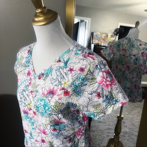 SCRUBSTAR floral scrub top - Picture 2 of 5